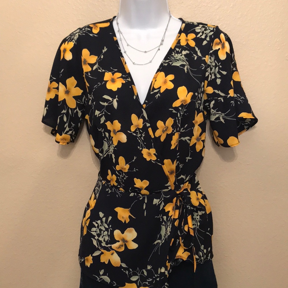 Gorgeous floral wrap style  blouse sz XS.